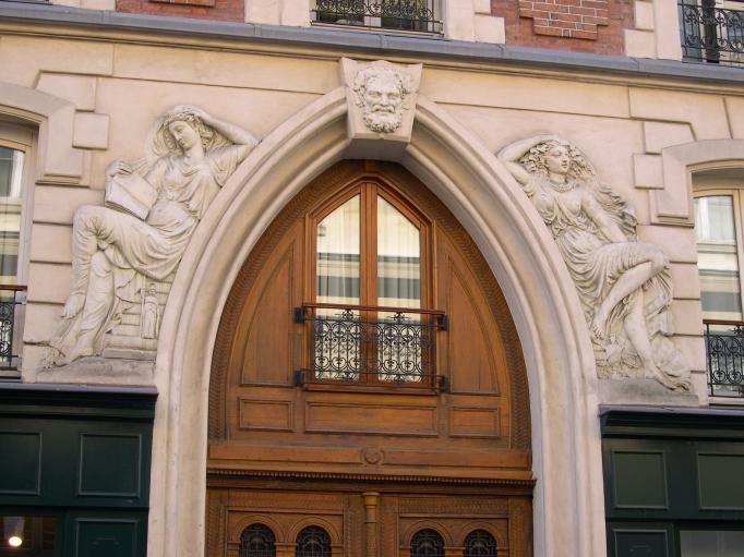  Sculptures au dessus d'une porte d'entrée d'immeuble, rue Monsieur le Prince (6e)